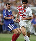 Zinedine Zizdane aux prises avec Aljosa Asanovic, lors de la demi-finale de la Coupe du monde 1998
