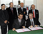 La cérémonie de signature à l'Hôtel de la Région Île-de-France, le 18/12/2001.