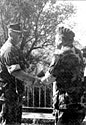 Poignée de main historique entre le général bosniaque Dudakovic (à d.), assiégé par les Serbes dans l'enclave de Bihac du printemps 1992 à août 1995, et son libérateur croate le général  Marekovic, sur le pont qui enjambe la Korana, à la frontière bosno-croate.