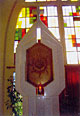 Le tabernacle de l'église des Saints-Cyrille-et-Méthode à Paris, en pierre de Brac