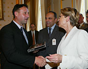 M. Berislav Roncevic, ministre croate de la Défense, reçu par son homologue française, Madame Michèle Alliot-Marie.