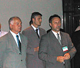 M. Berislav Roncevic, ministre croate de la Défense, (à dr.), en compagnie de l'ambassadeur de Croatie en France, M. Bozidar Gagro, au stand croate.
