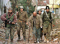 Paramilitaires serbes dans les ruines de Vukovar