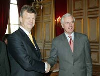 Miomir Zuzul (à g.) et Michel Barnier | 15.04.2004 - (c) MAE