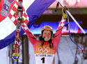 La joie de Janica Kostelic après avoir remporté l'or dans le combiné féminin de ski alpin des Jeux Olympiques de Salt Lake City