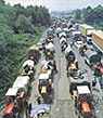 Colonnes de tracteurs des civils serbes quittant la Croatie en août 1995