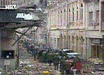 Les colonnes de réfugiés croates à pied, expulsés de la ville à la fin du siège, le 19 novembre 1991.